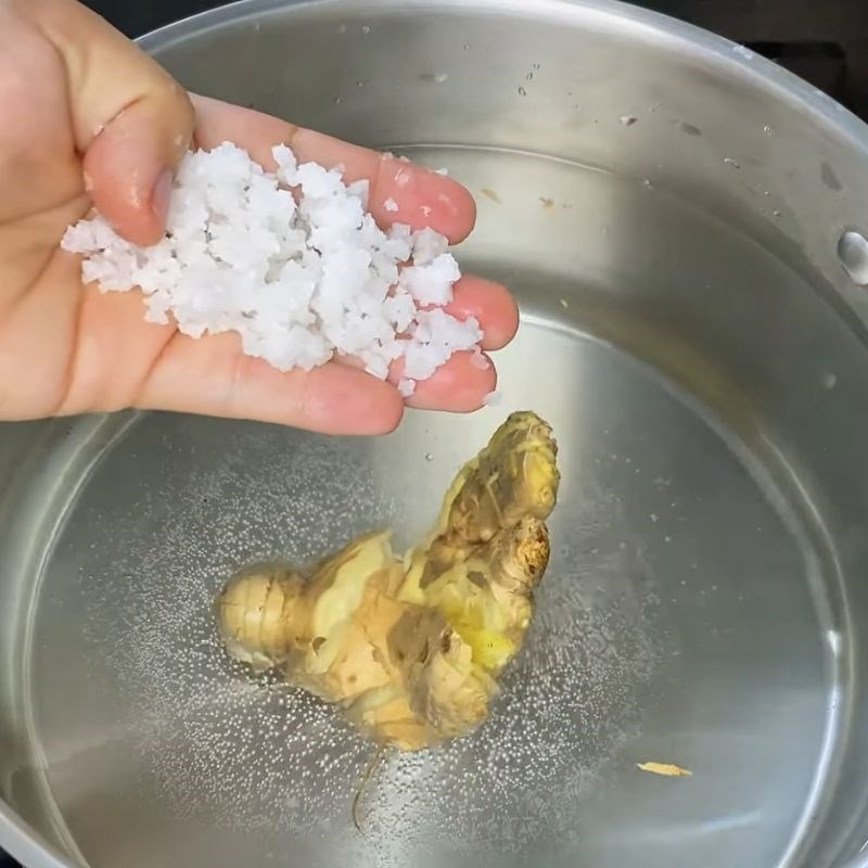 Bước 1 Sơ chế và khử mùi hôi của lòng bò cháo lòng bò