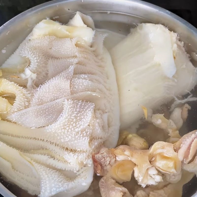 Bước 1 Sơ chế và khử mùi hôi của lòng bò cháo lòng bò