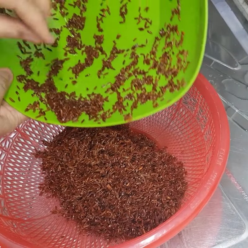 Bước 1 Sơ chế và làm sạch gạo lứt Bột gạo lứt