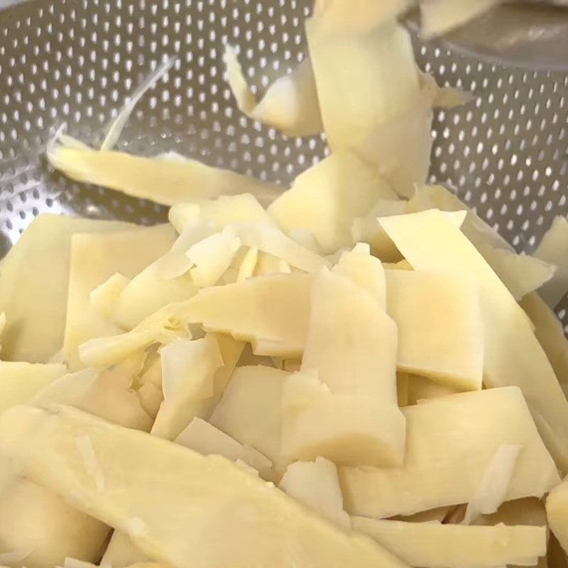 Bước 2 Sơ chế và luộc măng tươi Cá ngừ kho măng