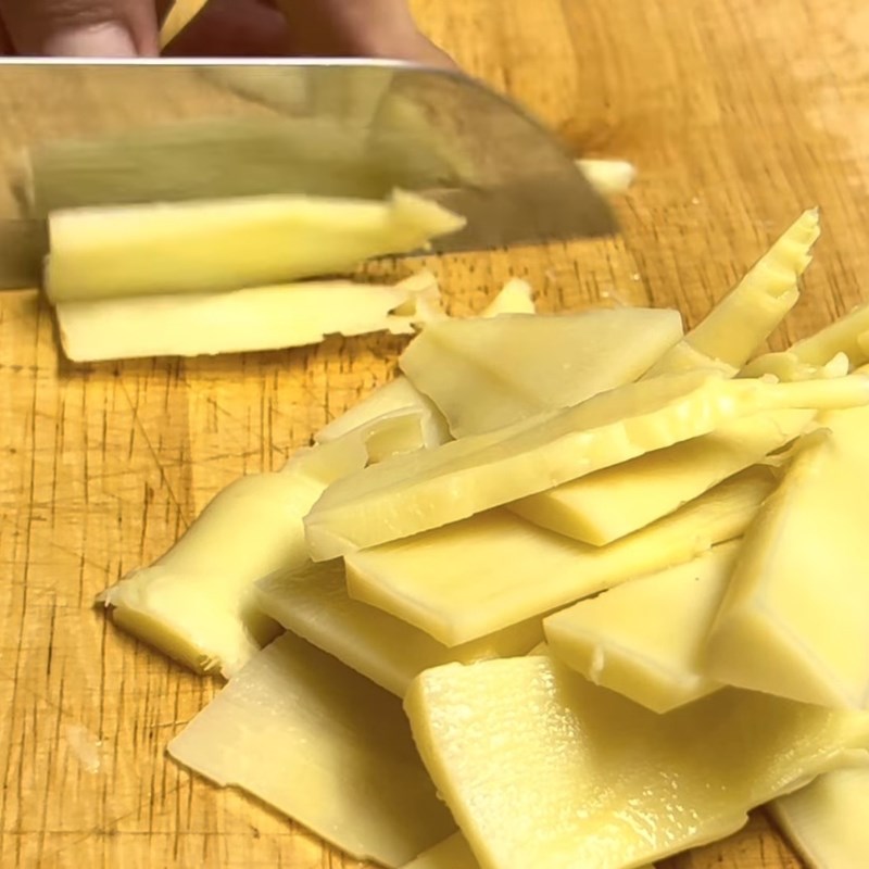 Bước 2 Sơ chế và luộc măng tươi Cá ngừ kho măng