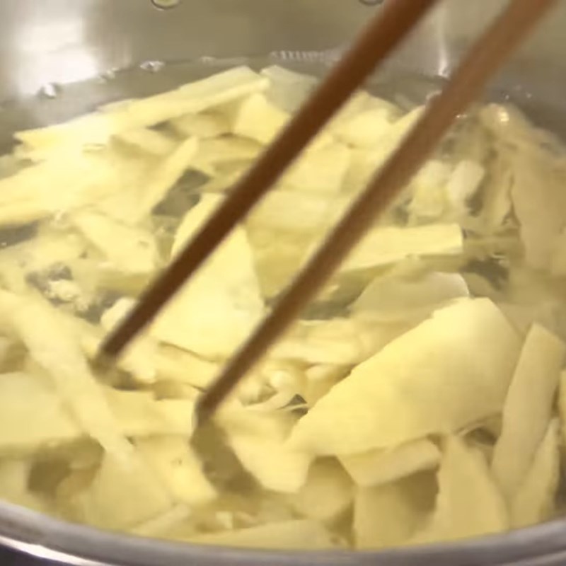 Bước 2 Sơ chế và luộc măng tươi Cá ngừ kho măng