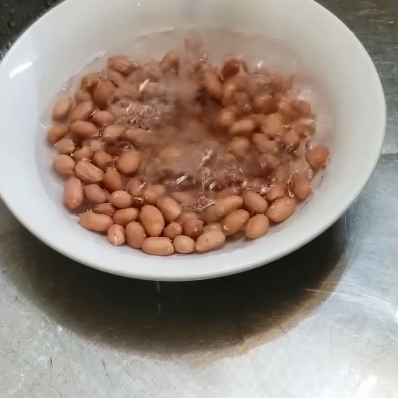 Bước 1 Sơ chế và ngâm đậu phộng đúng cách Chân gà hầm đậu phộng