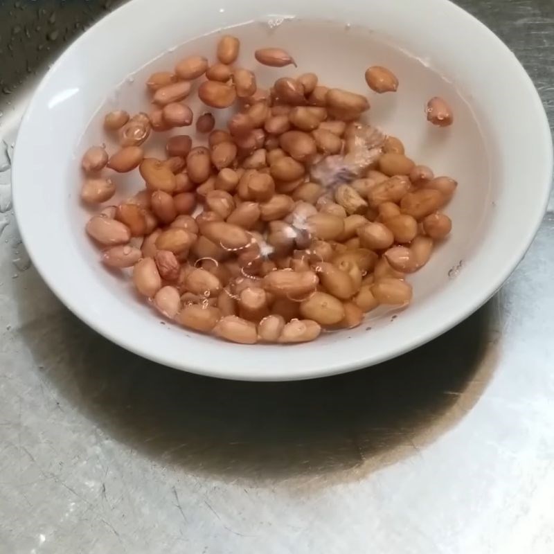 Bước 1 Sơ chế và ngâm đậu phộng đúng cách Chân gà hầm đậu phộng