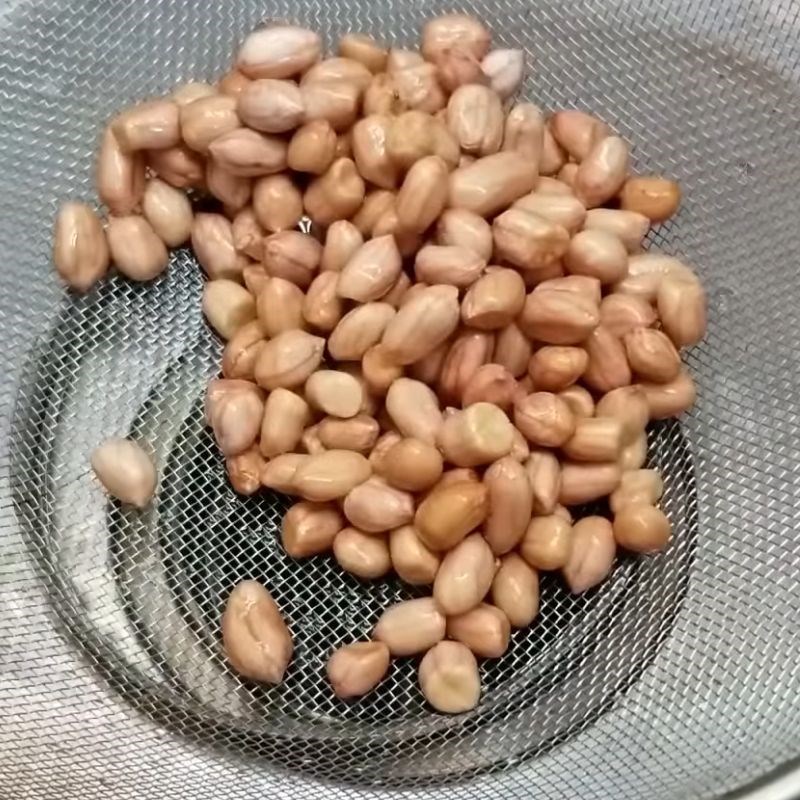 Bước 1 Sơ chế và ngâm đậu phộng đúng cách Chân gà hầm đậu phộng