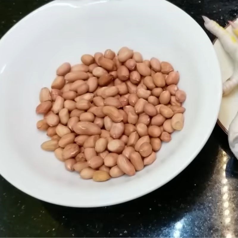 Bước 1 Sơ chế và ngâm đậu phộng đúng cách Chân gà hầm đậu phộng