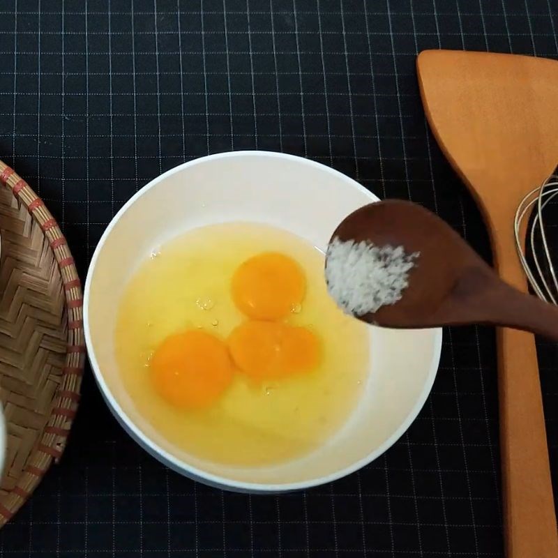 Bước 1 Sơ chế và pha chế trứng cuộn Trứng cuộn rong biển