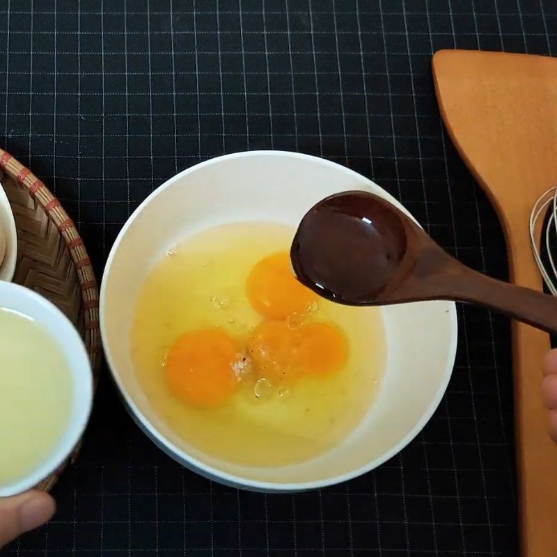 Bước 1 Sơ chế và pha chế trứng cuộn Trứng cuộn rong biển