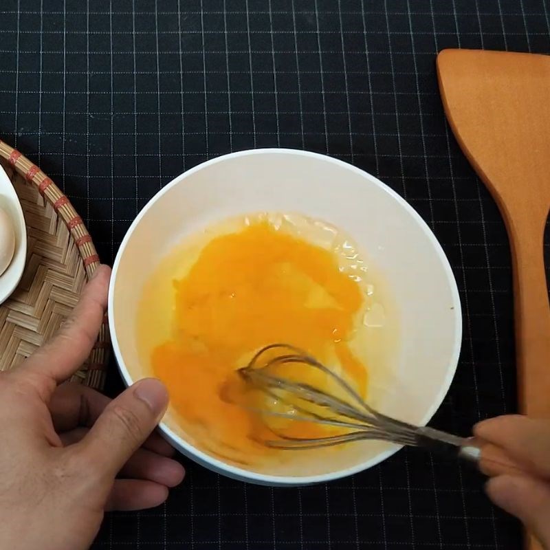 Bước 1 Sơ chế và pha chế trứng cuộn Trứng cuộn rong biển