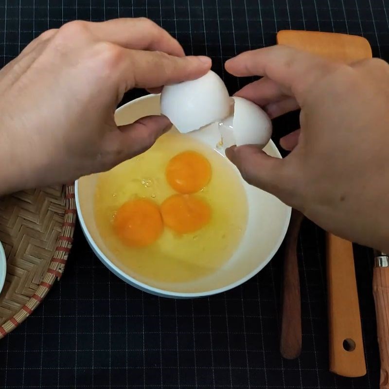 Bước 1 Sơ chế và pha chế trứng cuộn Trứng cuộn rong biển