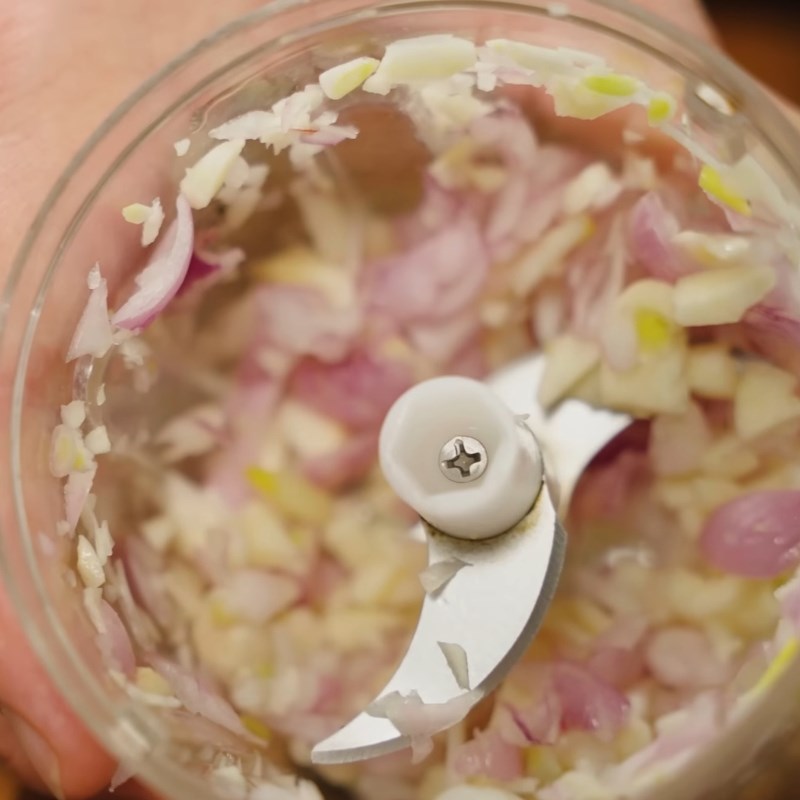 Bước 1 Sơ chế và phi tỏi Sốt trộn mì khô