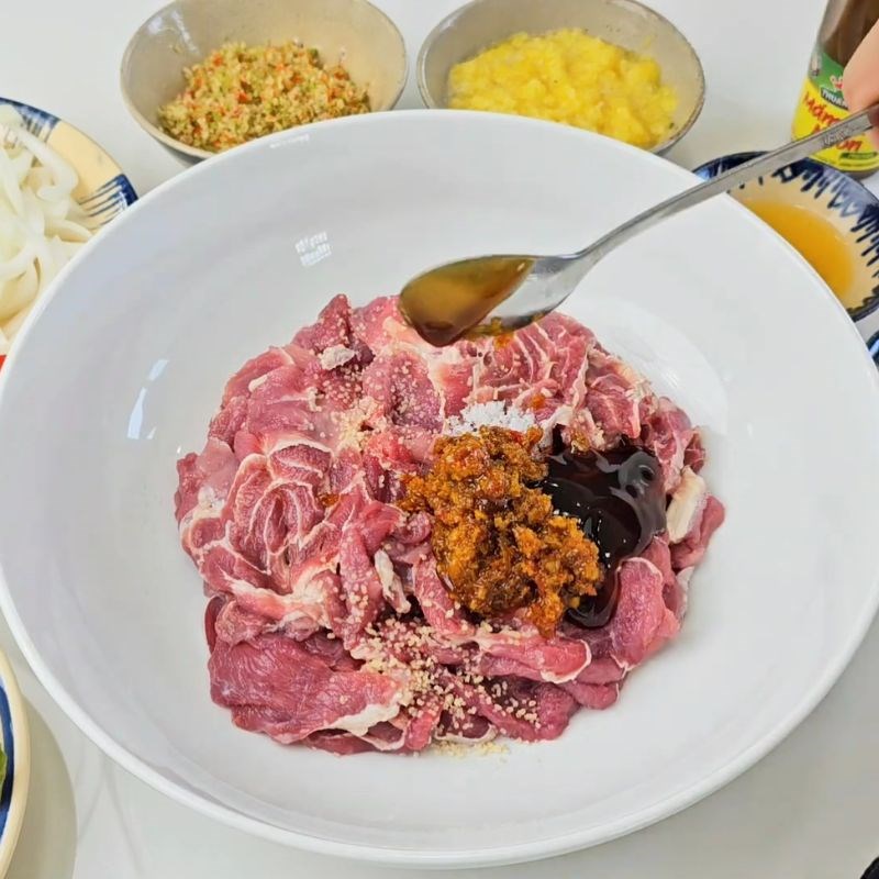 Bước 1 Sơ chế và ướp bắp bò Bắp bò cuốn bánh tráng