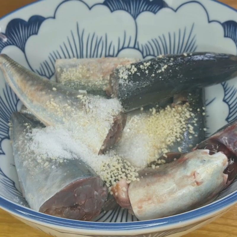 Bước 1 Sơ chế và ướp cá nục tươi đậm đà cá nục kho kiểu miền Trung ngon