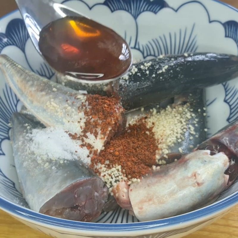 Bước 1 Sơ chế và ướp cá nục tươi đậm đà cá nục kho kiểu miền Trung ngon