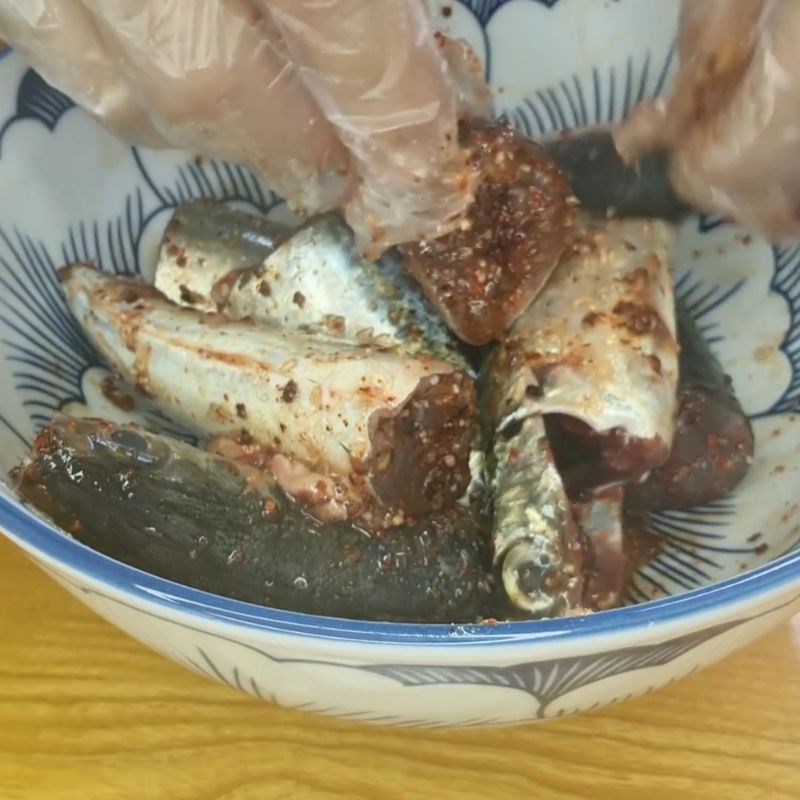 Bước 1 Sơ chế và ướp cá nục tươi đậm đà cá nục kho kiểu miền Trung ngon