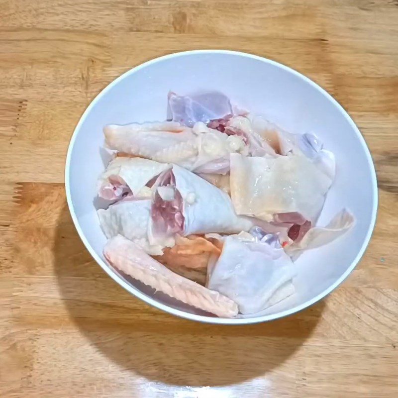 Bước 1 Sơ chế và ướp gà ta chuẩn vị Gà nấu nấm rơm