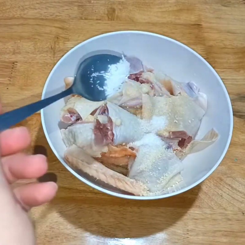 Bước 1 Sơ chế và ướp gà ta chuẩn vị Gà nấu nấm rơm