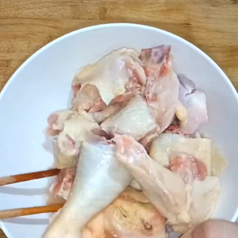 Bước 1 Sơ chế và ướp gà ta chuẩn vị Gà nấu nấm rơm