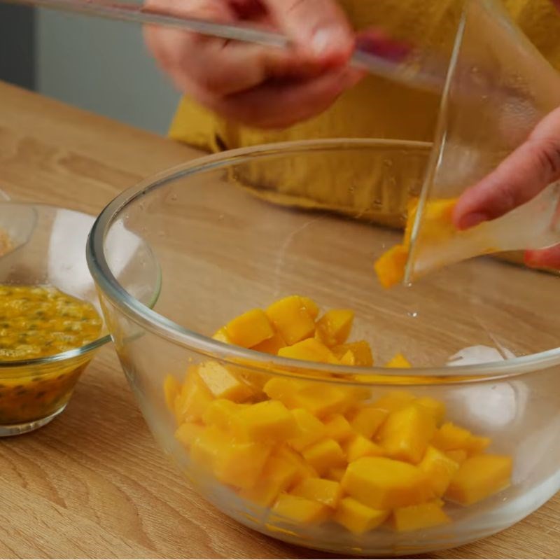 Bước 1 Sơ chế và ướp hoa quả dầm xoài chanh leo Trà xoài chanh leo