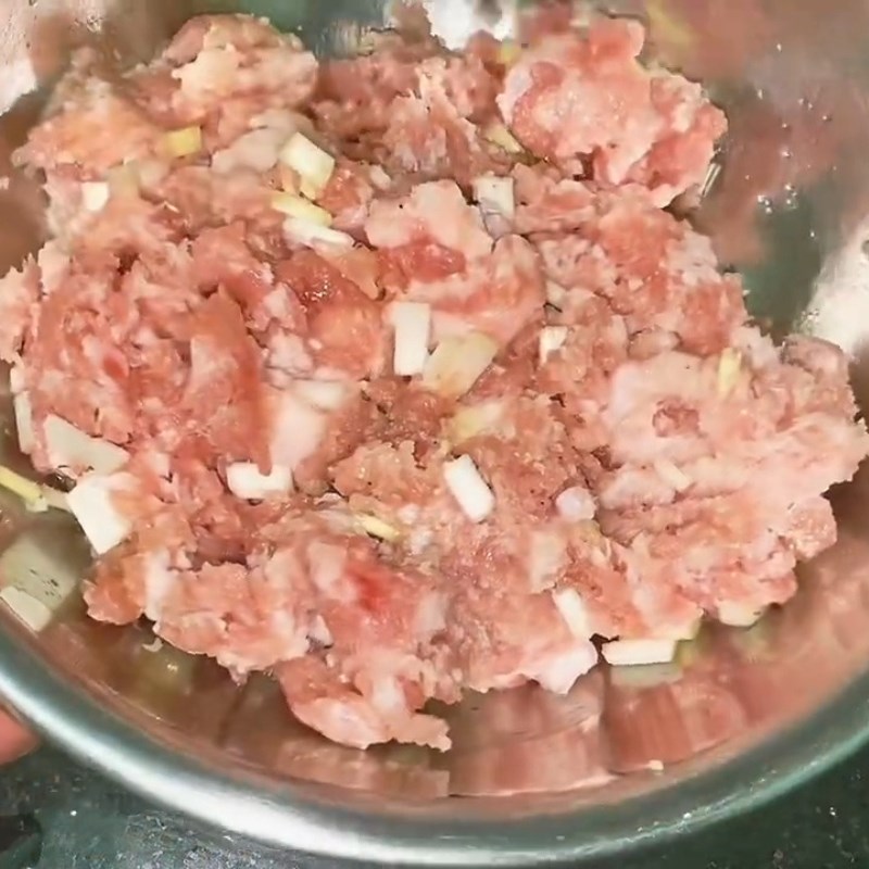 Bước 1 Sơ chế và ướp thịt băm đậm đà Canh nấm bào ngư thịt băm