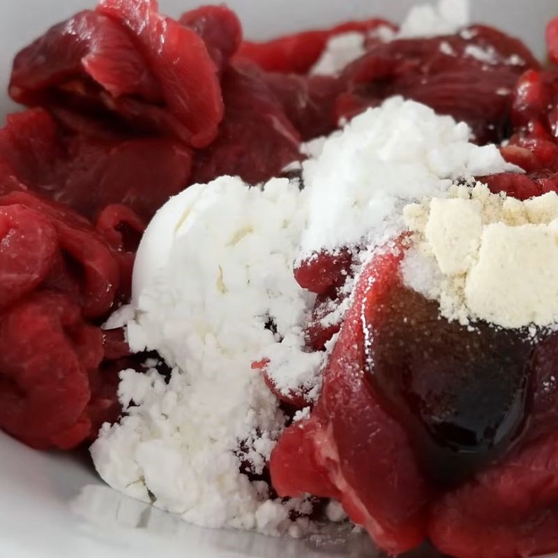 Bước 1 Sơ chế và ướp thịt bò mềm để xào thịt bò xào mềm