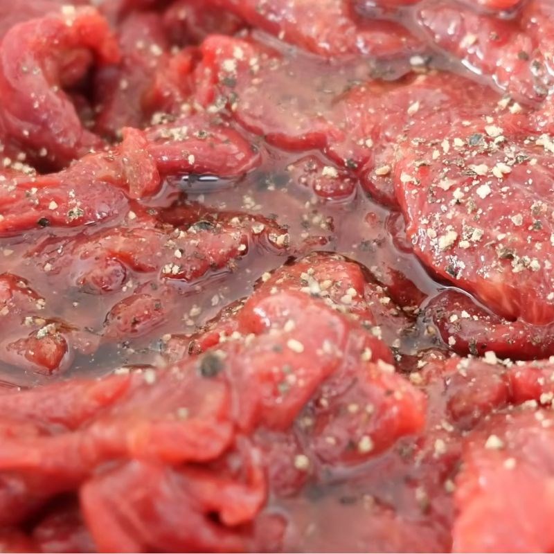 Bước 1 Sơ chế và ướp thịt bò mềm để xào thịt bò xào mềm