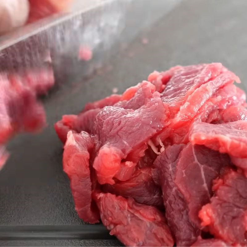 Bước 1 Sơ chế và ướp thịt bò mềm để xào thịt bò xào mềm