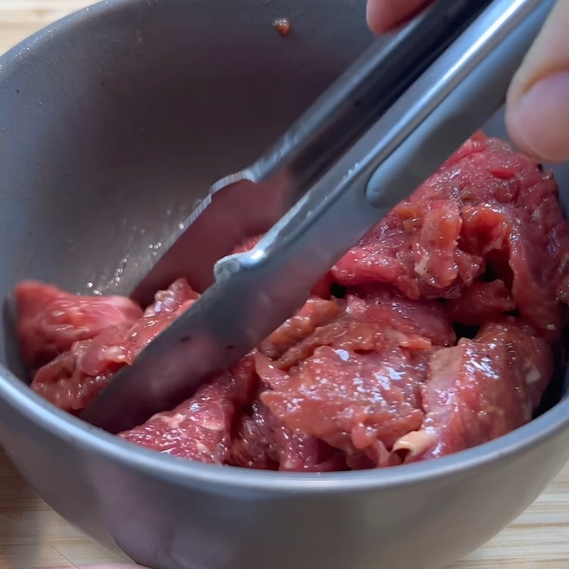 Bước 1 Sơ chế và ướp thịt bò mềm mọng Mì udon xào bò