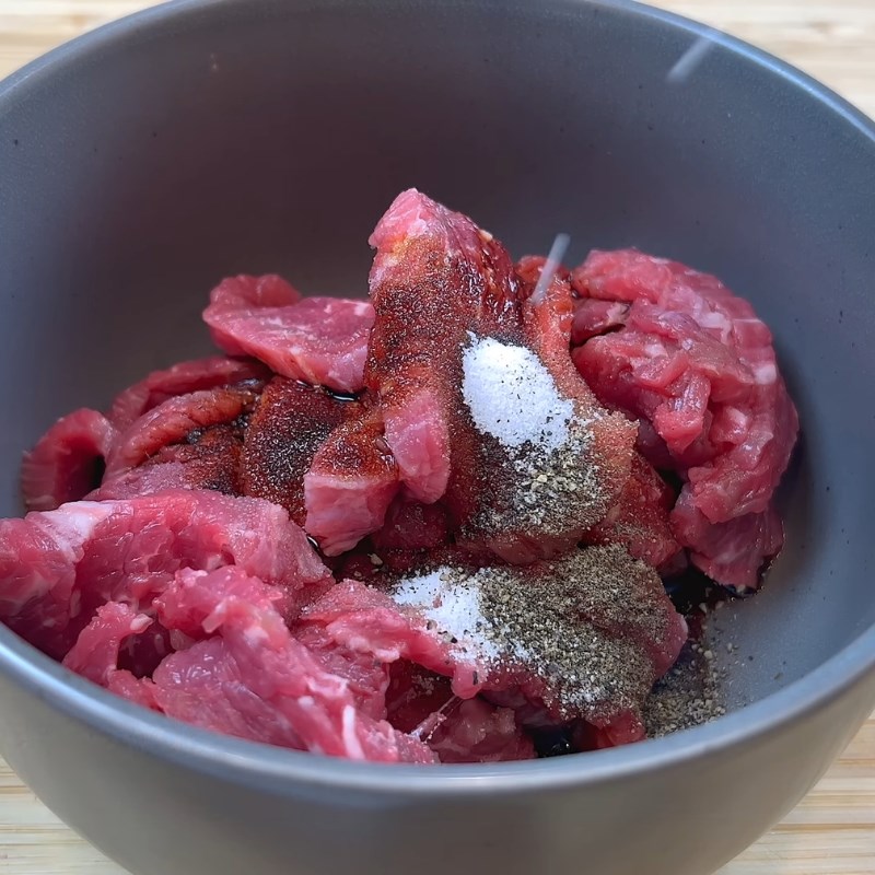 Bước 1 Sơ chế và ướp thịt bò mềm mọng Mì udon xào bò