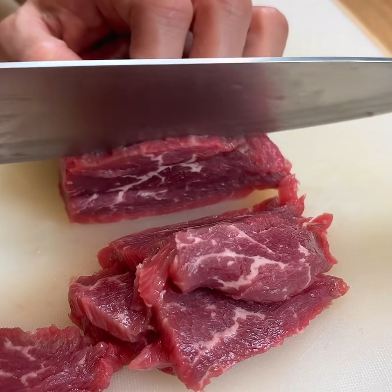 Bước 1 Sơ chế và ướp thịt bò mềm mọng Mì udon xào bò