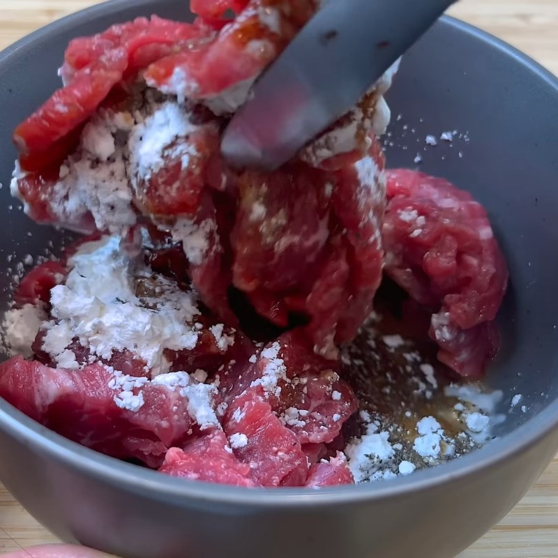 Bước 1 Sơ chế và ướp thịt bò mềm mọng Mì udon xào bò