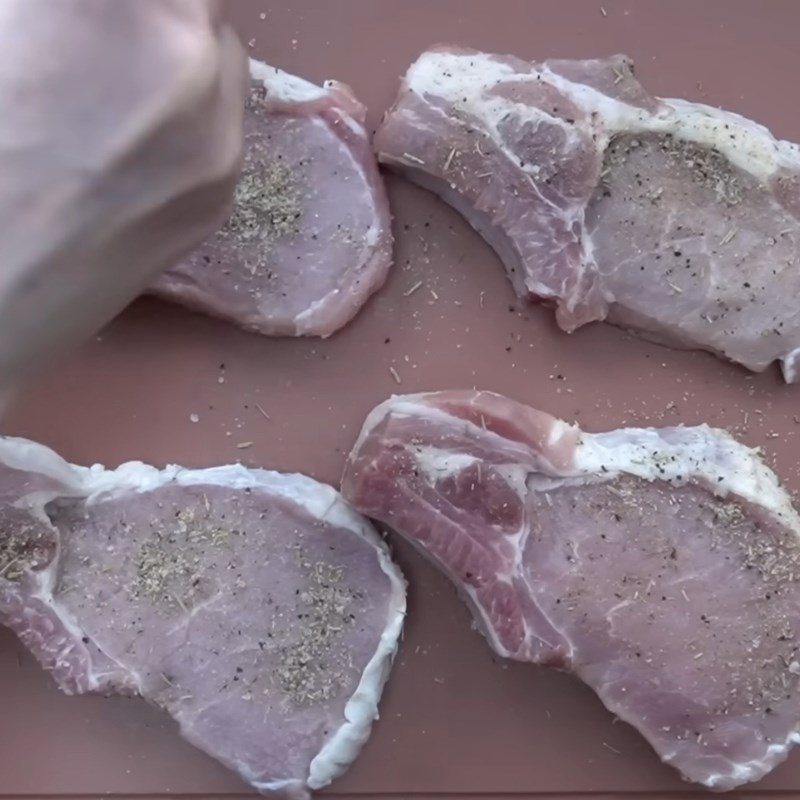 Bước 1 Sơ chế và ướp thịt nạc áp chảo đậm đà Thịt heo áp chảo