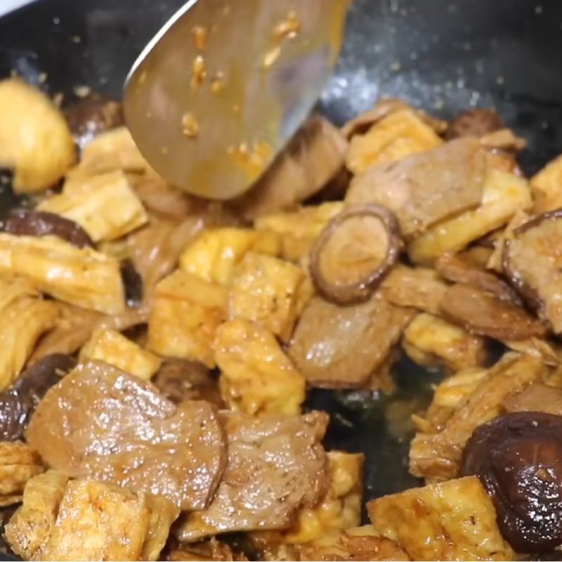 Bước 4 Sơ chế và xào topping ăn kèm Bún chay Huế