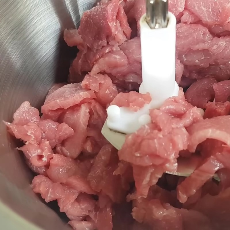 Bước 1 Sơ chế và xay thịt Chả bò lá lốt