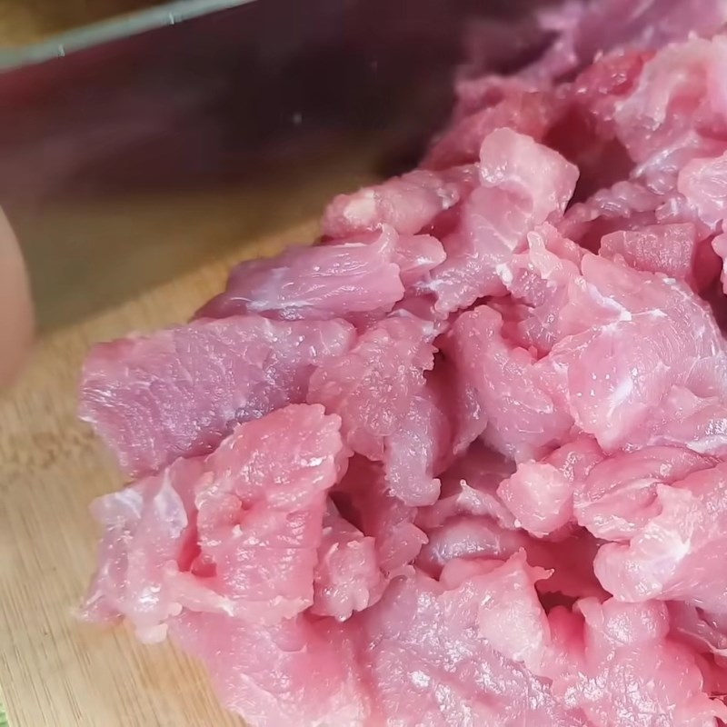 Bước 1 Sơ chế và xay thịt Chả bò lá lốt