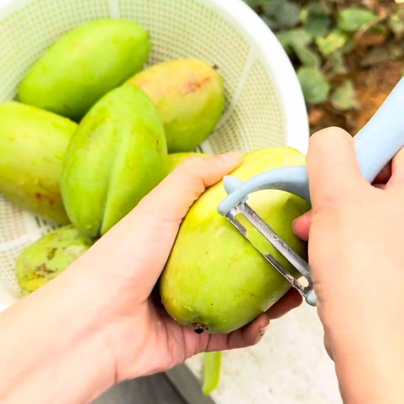 Bước 1 Sơ chế xoài và thái lát Xoài sấy dẻo bằng nồi chiên không dầu