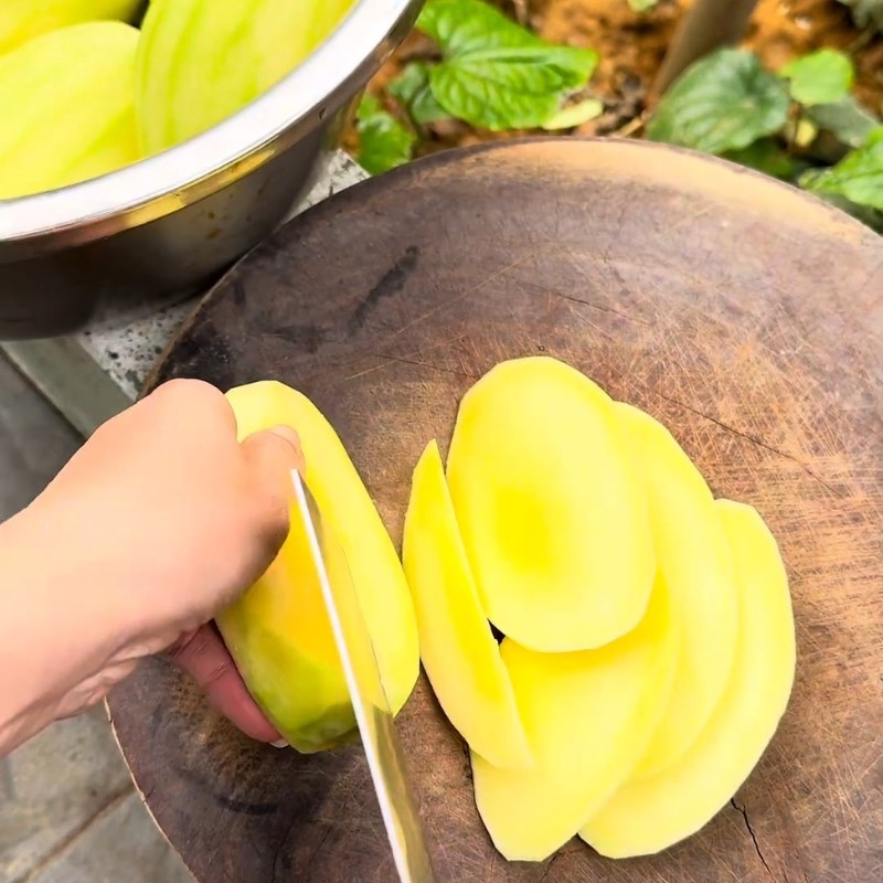 Bước 1 Sơ chế xoài và thái lát Xoài sấy dẻo bằng nồi chiên không dầu