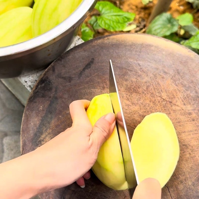 Bước 1 Sơ chế xoài và thái lát Xoài sấy dẻo bằng nồi chiên không dầu