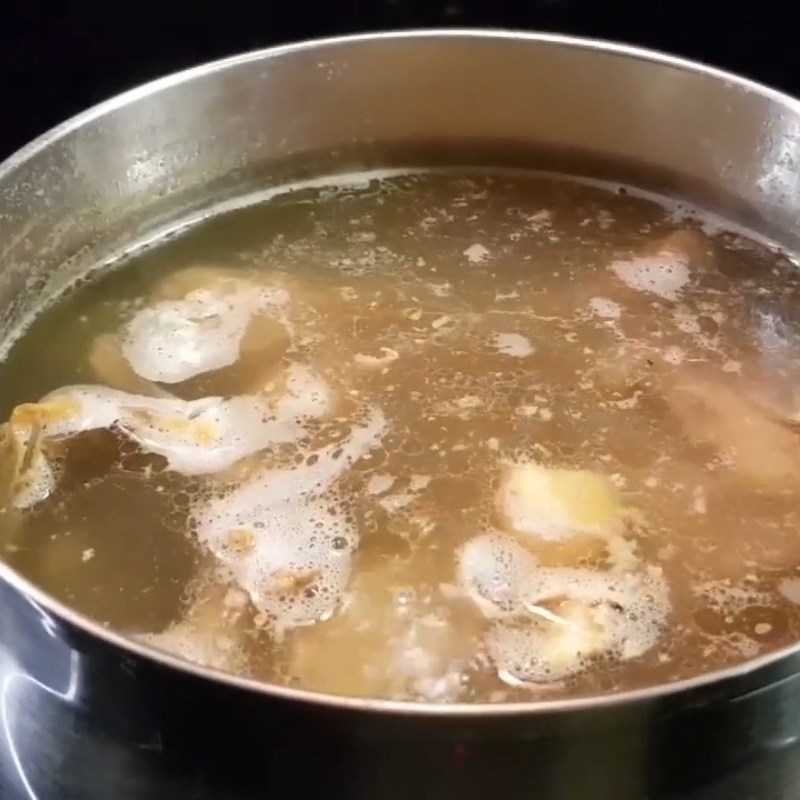 Bước 1 Sơ chế xương gà và chuẩn bị nước dùng phở gà Phở gà Hà Nội