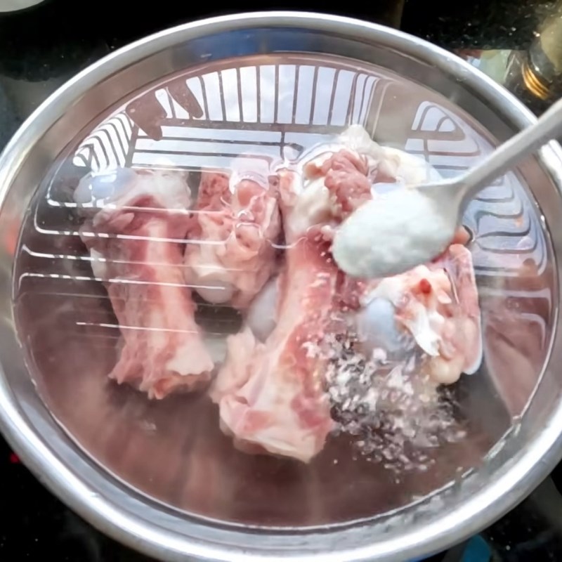 Bước 1 Sơ chế xương ống heo Nước lèo bánh canh