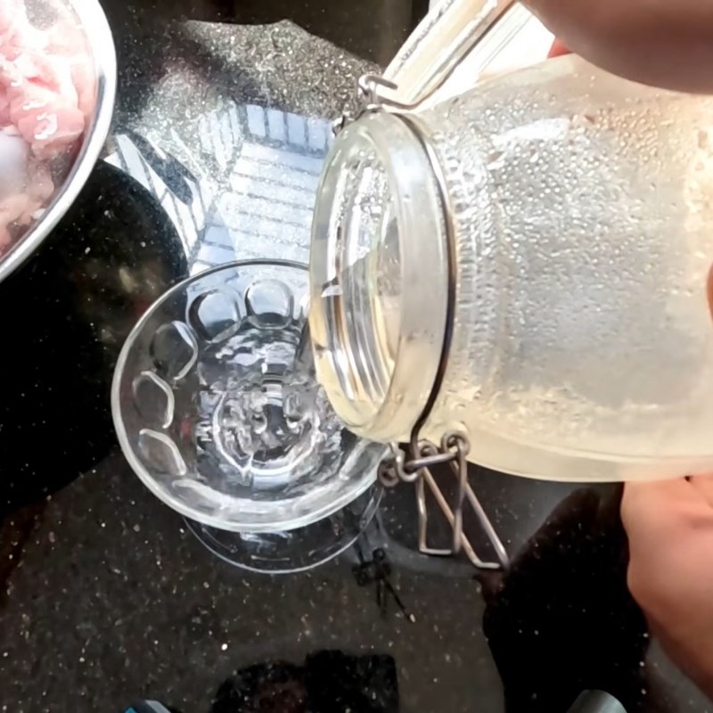 Bước 1 Sơ chế xương ống heo Nước lèo bánh canh