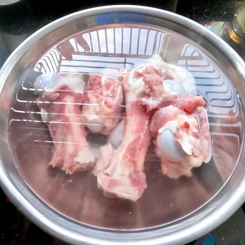 Bước 1 Sơ chế xương ống heo Nước lèo bánh canh