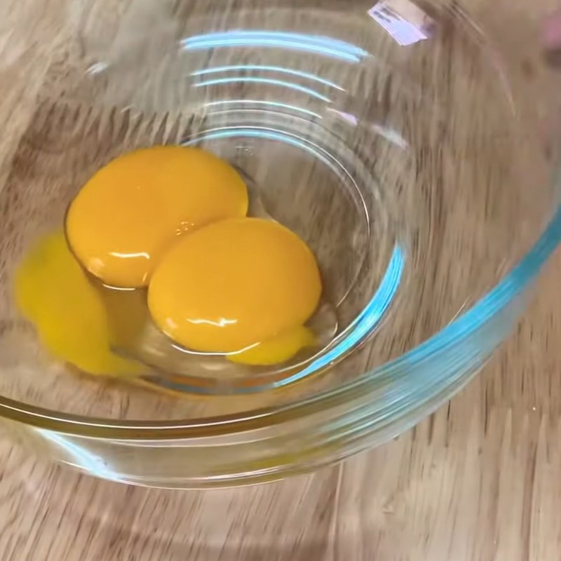 Bước 1 Tách lòng đỏ trứng gà Sốt bơ bánh tráng
