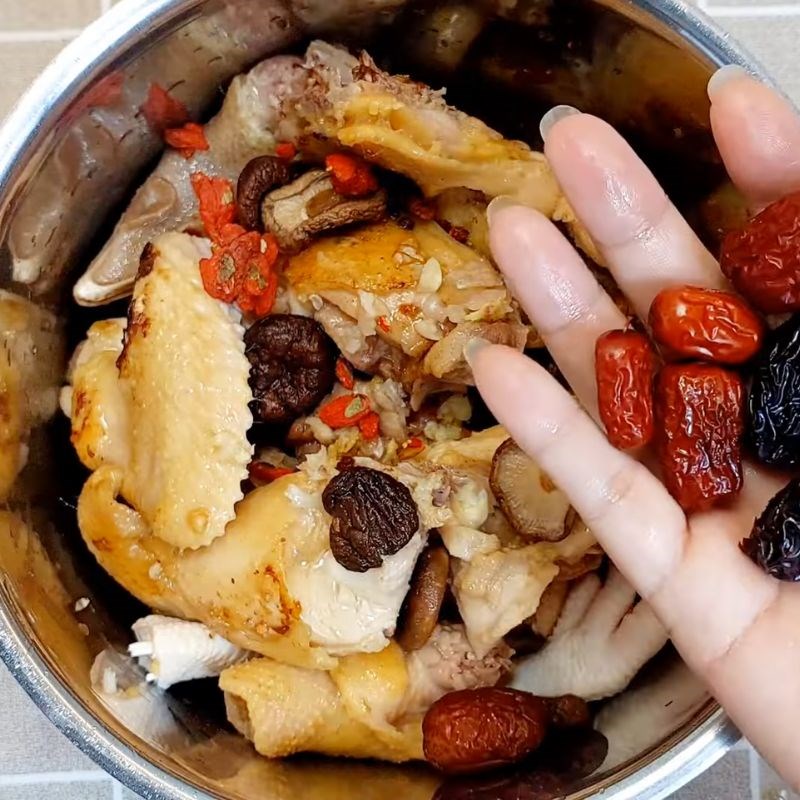 Bước 4 Tần gà thuốc bắc với hạt sen và nấm hương Gà tần thuốc bắc