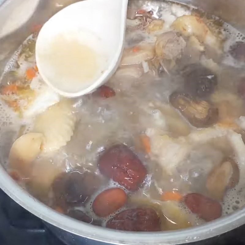 Bước 4 Tần gà thuốc bắc với hạt sen và nấm hương Gà tần thuốc bắc