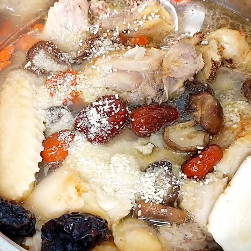Bước 4 Tần gà thuốc bắc với hạt sen và nấm hương Gà tần thuốc bắc