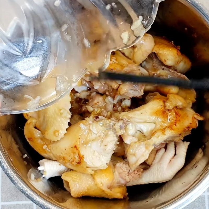 Bước 4 Tần gà thuốc bắc với hạt sen và nấm hương Gà tần thuốc bắc