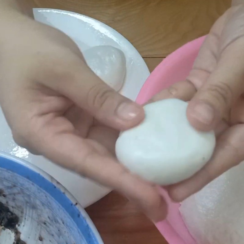 Bước 4 Tạo hình bánh rán tròn đều Bánh rán ngọt bằng bột nếp