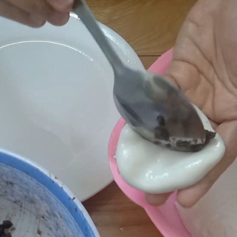 Bước 4 Tạo hình bánh rán tròn đều Bánh rán ngọt bằng bột nếp