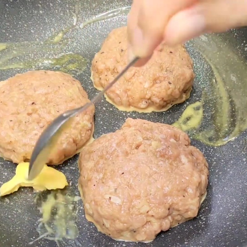 Bước 2 Tạo hình nhân hamburger và áp chảo Bánh mì hamburger